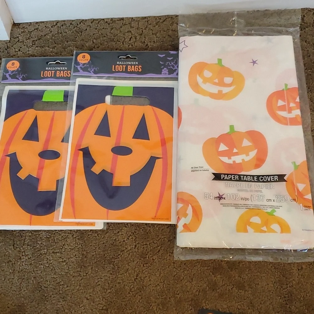 HALLOWEEN PARTY Supplies Loot Bags Prizes Tablecloth Curtain Necklace for 16 NIP